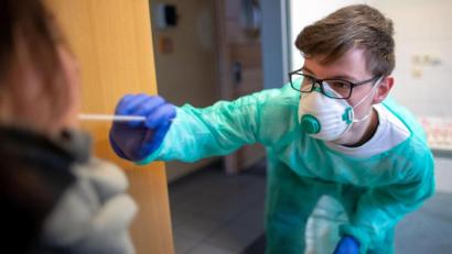 Bild: Jens Büttner/dpa
So sollte medizinisches Fachpersonal, das Corona-Tests bei begründeten Verdachtsfällen vornimmt, eigentlich ausgestattet sein. Viele Praxen beklagen aber, dass sie nicht mehr an neue Schutzanzüge und -masken herankommen.