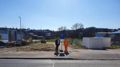 Bild: Alexander Geitner/exb
Bürgermeister Roland Strehl (links) und Bauhofmitarbeiter Michael Reindl geben die neuen Parkplätze frei.