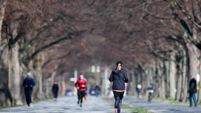 Bild: Julian Stratenschulte/dpa
Sport an der frischen Luft tut gut, auch in der derzeitigen Situation. Wichtig ist allerdings: Entweder alleine oder zu zweit laufen. Der Abstand zueinander sollte immer mindestens zwei Meter sein.