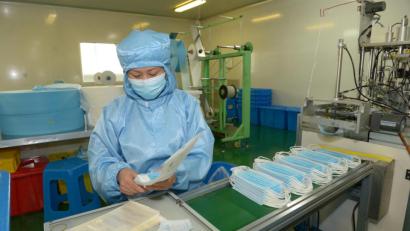 Bild:  Yang Ying/XinHua/dpa 
Eine Arbeiterin verpackt Corona-Schutzmasken in China. Über Verbindungen nach Fernost verspricht die Coronahilfe Weiden dem Klinikumpersonal weiteres Material zur Abwehr von Viren.