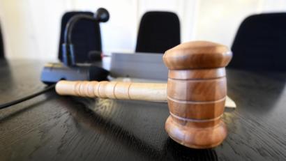 Bild: Uli Deck/dpa
Vor dem Schöffengericht Regensburg muss sich ein 41-Jähriger wegen vorsätzlicher Körperverletzung in Tateinheit mit Vergewaltigung verantworten.