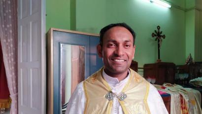 Bild: exb
Um Pater Jaison Thomas aus dem indischen Kerala sorgen sich die Angehörigen zu Hause; er selbst bleibt gelassen.