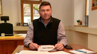 Bild: bey (Archiv)
In seinem Amtszimmer wird man Rainer Rewitzer die nächste Zeit nicht sehen. Pleysteins Bürgermeister hat sich mit dem Coronavirus infiziert und ist in häuslicher Quarantäne. Das Foto entstand vor der aktuellen Situation.