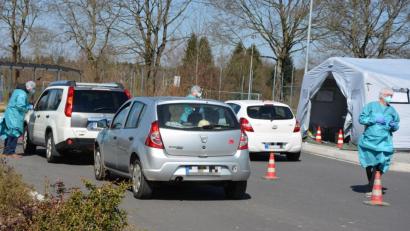 Bild: jr
Erneut fand am Mittwoch ein groß angelegter Coronatest am Parkplatz des Tirschenreuther Gymnasiums statt.