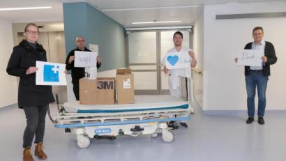 Bild: Klinikum/Dietl/exb
Auch hier wurde auf den nötigen Abstand geachtet; v.l. Nicole Rückerl und Tobias Amberger von der Luitpoldhütte; Marc Bigalke, Ärztlicher Leiter der Notaufnahme; Dr. Harald Hollnberger; Ärztlicher Direktor des Klinikums.