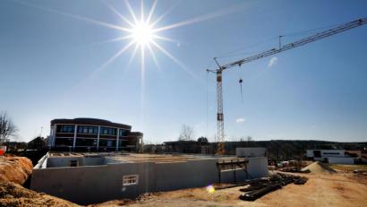 Bild: Stephan Huber
Nicht nur am Montag herrschte strahlender Sonnenschein auf der Baustelle des künftigen Senioren-Wohnparks neben dem Kümmersbrucker Rathaus (in Hintergrund): Auch in den zurückliegenden milden Wintermonaten konnte hier praktisch durchgearbeitet werden.