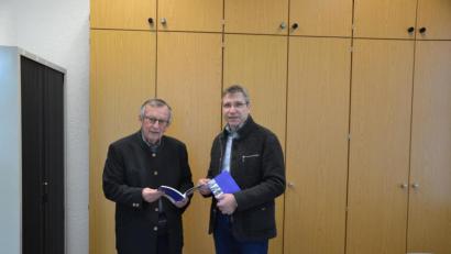 Bild: gi
Geschichte Moosbach pur bietet der HAK mit dem neu erschienenen Band, der 128 Seiten umfassenden Broschüre, „Spurensuche 8“. Der Sprecher des HAK Peter Garreiss überreichte an Bürgermeister Hermann Ach (rechts) ein Exemplar.