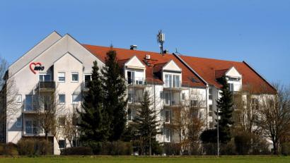 Bild: Stephan Huber
Zwei Bewohner des AWO-Seniorenzentrum Antonius in Kümmersbruck sind gestorben. Auch wenn beide in der Statistik als Corona-Tote gezählt werden, starb nur einer ursächlich an dem Virus. Zu den Verstorbenen hatten laut Heimleiterin Andrea Motzel drei Pflegekräfte Kontakt, die derzeit zu Hause sind.