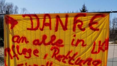 Bild: exb
Ein großes "Danke" richten Tanja Langer und andere Grafenwöhrer an alle Einsatzkräfte und Arbeiter im Einzelhandel, die weiterhin ihre Arbeit verrichten.