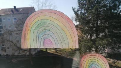 Bild: exb/Jessica Schaaf
Regenbögen sollen in der Coronakrise den Kindern Freude bringen, die Langeweile vertreiben und für ein Gemeinschaftsgefühl sorgen.