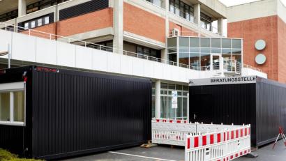 Bild: UKR/Johannes Beutler)
In Containern neben der Notaufnahme kommt das Corona-Testzentrum an der Uniklinik Regensburg unter. 250 Verdachtsfälle werden hier täglich getestet.
