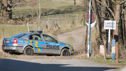 Bild: pi
Der Schlagbaum ist zwar oben, dafür kontrollieren tschechische Polizisten beim Grenzübergang in Waldheim.