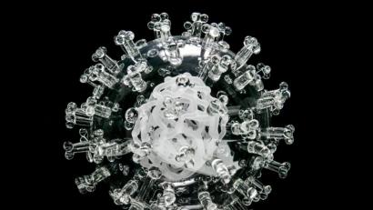 Bild: Ben Birchall/dpa
Der neuartige Coronavirus ist nicht nur im Alltag der Menschen angekommen, sondern auch in der Kunst: Die Glasskulptur des Coronavirus vom britischen Künstler Luke Jerram ist mit einem Durchmesser von 23 Zentimeter rund eine Million Mal größer als der eigentliche Virus.