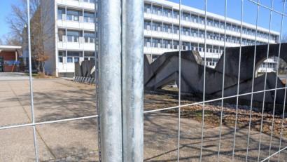Bild: Gabi Schönberger
Das Kepler-Gymnasium ist eingezäunt. Der Turnhallentrakt soll als Behelfskrankenhaus dienen, wenn die Kapazitäten des Weidener Klinikums und der umliegenden Krankenhäuser erschöpft sind. Keinesfalls aber für Patienten mit Ansteckungsgefahr, betont die Schulleiterin in einem Schreiben an die Eltern.