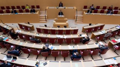 Bild: Sven Hoppe/dpa
Die Abgeordneten im bayerischen Landtag nehmen an einer Plenarsitzung teil. Aufgrund der Coronavirus-Krise müssen die Abgeordneten mindestens zwei Plätze Abstand halten.