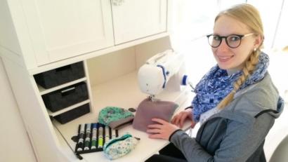 Bild: Barbara Schlicht
Barbara Schlicht in ihrem Home Office. Die Mediengestalterin näht gerne – mit viel Kreativität und Einfallsreichtum.