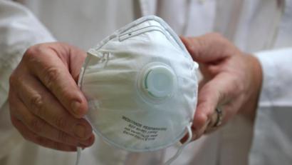 Bild: Karl-Josef Hildenbrand/dpa
Vor allem FFP-Masken und Gummihandschuhe werden in der Coronakrise benötigt: Deshalb bittet Landrat Richard Reisinger nun um Spenden aus der Wirtschaft und der Bevölkerung.