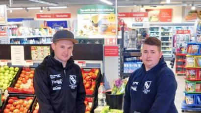 Bild: hai
Gefragt sind Patrick Pfau und Patrick Sendelweck (von links) vor allem bei Getränken, frischen Backwaren und Obst und Gemüse.