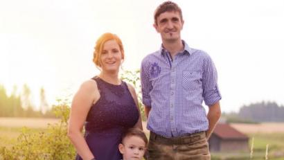 Bild: Götz/exb
Andrea Götz und ihr Verlobter Sebastian Landgraf wollten am Sonntag, 22. März, standesamtlich heiraten. Doch die Hochzeit musste wegen der Coronakrise abgesagt werden. Darüber ist auch Sohn Leon (5) enttäuscht.