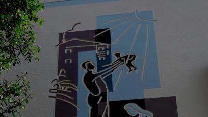 Bild: le
Wohnen für Jung und Alt, Geborgenheit, Familie und Freizeitgestaltung drückt das seit über 55 Jahren bestehende Logo der heute 100-jährigen Baugenossenschaft „Eigenheim eG" Floß am Anwesen Hausnummer 5 am Puppberg aus.