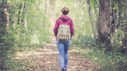 Bild: Patrick Daxenbichler – stock.adobe.com 
Die von uns, die früher vor lauter Hektik nie zur Ruhe kamen, machen nun wieder ausgiebige Spaziergänge und fangen an, Bücher zu lesen.