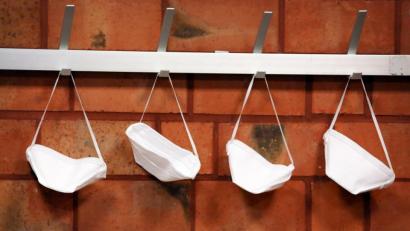 Symbolbild: Rene Traut/dpa
Zeichen der Solidarität: Eine Frau spendete der Polizei in Vilseck nicht benötigte Schutzmasken, Gummihandschuhe und Desinfektionsmittel.