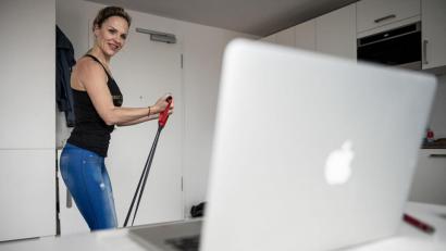 Bild: Fabian Sommer
Fitnesstrainerin Dany Dobner trainiert per Videotelefonat
