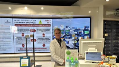 Bild: ubb
Christian Züllich hinter Glas: Der Sprecher der Landkreisapotheken hat als Sofortmaßnahme zur Sicherheit seiner Kunden und Mitarbeiter eine Schutzscheibe an der Theke installieren lassen.