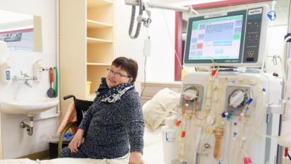 Bild: Gabi Schönberger
Das Leben als Dialysepatientin ist nicht einfach. Aber es kann mehr als 40 Jahre dauern. Das zeigt Martina Höfer, die trotz aller Widrigkeiten ob der schönen Dinge im Leben immer wieder lächeln kann. Gleich beginnt ihre Dialysebehandlung im Nierenzentrum Weiden. Drei Mal wöchentlich ist sie dort Gast.