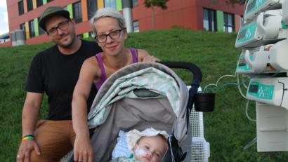Bild: jrh
Zwischen Hoffen und Bangen: Baby Louisa mit den Eltern im August 2019 vor dem Uniklinikum Regensburg.