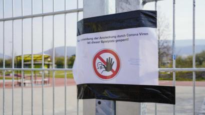 Bild: Uwe Anspach/dpa
Überall Verbotsschilder: Das öffentliche Leben ist in Bayern stark eingeschränkt. Ab Samstag gelten weitreichende Ausgangsbeschränkungen.