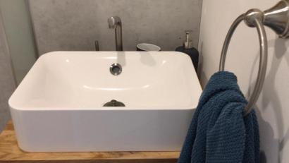 Bild: eik
Seit rund drei Jahren gibt es das Tiny House Village in Mehlmeisel (Landkreis Bayreuth). Steffi Beck und Philipp Sanders, die die Wohngemeinschaft gegründet haben, sprechen über die Erfahrungen, die sie mit dem kleinen Wohnen gemacht haben: Eine Entscheidungshilfe für angehende Tiny-House-Bewohner in Amberg.