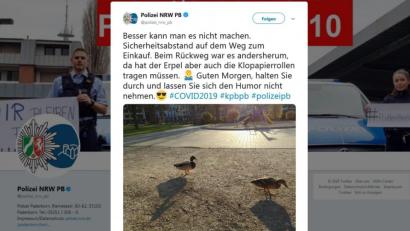 Screenshot: twitter.com/polizei_nrw_pb
Die Polizei in Paderborn hat sich bei Twitter über ein Entenpaar amüsiert.
