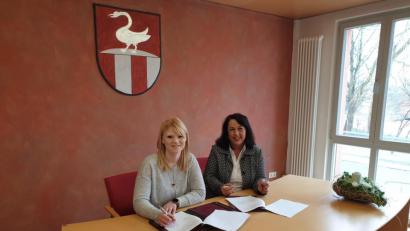 Bild: exb
Bei der Vertragsunterzeichnung (von links): die künftige Leiterin Katharina Reiff (links) und Bürgermeisterin Alexandra Sitter (rechts).
