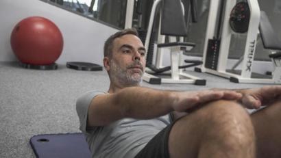 Bild: Lukas Meister
Wolfgang Fuchs holt sich im Fitnessstudio Tipps für das Training zuhause.
