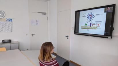 Bild: Tanja Kellner/exb
Auch wenn die Volkshochschule im Landkreis geschlossen ist, läuft das Programm. VHS-Leiterin Julia Wolfsteiner verfolgt eines der vielen Online-Angebote.