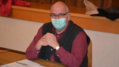 Bild: jr
Bürgermeister Klaus Meyer trug in der Sitzung eine Schutzmaske.