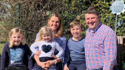 Bild: privat
Ohne Pandemie wäre es fast unmöglich gewesen, alle Gäste von Daniel Müller (rechts) auf ein Foto zu bekommen. Der Raigeringer CSU-Stadtrat hatte zu seinem heutigen 40. Geburtstag 130 Leute eingeladen. Aus dem Fest wird wegen der gesetzlichen Vorgaben nichts. Gefeiert wird stattdessen mit der Familie (von links): Luis, Maria, Romy und Max.