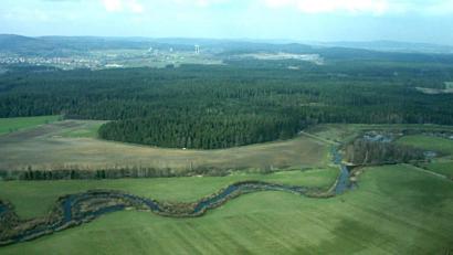 Luftbild: fjo
Unweit der renaturierten Pfreimd bei Pfrentsch bildet der Waldsaum den südlichen Teil der Waidhauser Gemeindegrenze zu Eslarner Gebiet.