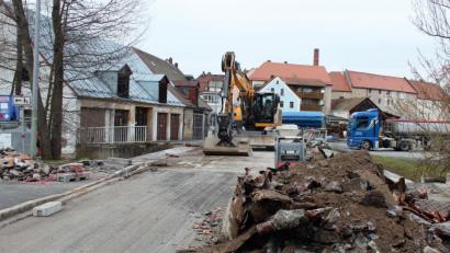 Bild: stg
Die Brücke in der Erbendorfer Straße wird teilsaniert, die Sperrung dauert voraussichtlich bis Ende April.