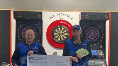 Bild: exb
Die Verantwortlichen Michael Weiß (links) und Gerhard Lederer zeigen den symbolischen Scheck für die Rasselbande.