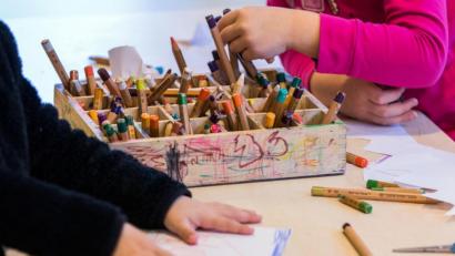 Symbolbild: Jens Büttner/dpa
Ran an die Stifte: Beim Kreativwettbewerb dürfen die Kinder und Jugendlichen auch Bilder malen.