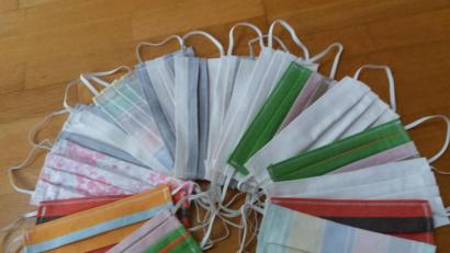 Bild: gi
Die Vielfalt des Mundschutzes um Tröpfchenübertragung zu minimieren. Der Baumwollstoff der Gesichtsmasken kann auch bunt sein. Jede Frau näht zu Hause.