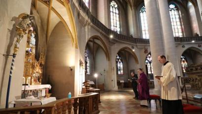 Bild: Wolfgang Steinbacher
In der Basilika St. Martin in Amberg gibt es zwar noch Gottesdienste, allerdings nur nichtöffentlich. Pfarrer Thomas Helm (Mitte), Kirchenmusiker Bernhard Müllers (links) und Mesner Thomas Pesold stehen dabei alleine am Sakramentsaltar. Interessierte können trotzdem dabei sein - übers Internet.