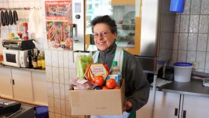 Bild: Stadt Tirschenreuth/exb
Viele helfen – wie auch Margret Schels. Das Bild zeigt sie beim Zusammenstellen eines Lebensmittelpaketes.