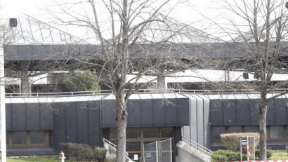 Bild: Hirsch
Ein Absperrband blockiert den Zugang zu den Räumlichkeiten im Sepp-Simon-Stadion. Dort soll ab Montag das lokale Testzentrum für das Coronavirus einsatzbereit sein - allerdings nur für Personen mit einem Termin, über den per Rückruf informiert wird.