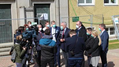 Bild: Michael Reindl
Großer Medienandrang beim Besuch von Innenminister Joachim Herrmann bei der Kliniken Nordoberpfalz AG.