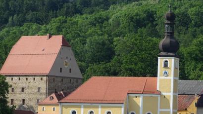 Bild: Houschka
Das gräfliche Schloss und die Kirche in Wolfring spielten 2019 beim 900-jährigen Bestehen des Dorfes eine Rolle. Als Wahrzeichen könnten die historisch bedeutsamen Gebäude 2021 wieder in den Blickpunkt rücken, wenn die Gemeinde Fensterbach 50 Jahre besteht und diesen Anlass feiern will.