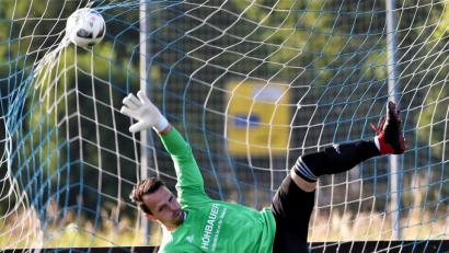 Bild: Büttner, Gerhard
Wann schlägt der Ball wieder im Tor ein? Keiner weiß es. Roland Frischholz, Keeper des Bezirksligisten SC Luhe-Wildenau, würde sicherlich auch gerne mal einen Gegentreffer kassieren, wenn er denn nur wieder spielen könnte.