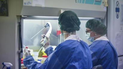 Bild: Claudio Furlan/LaPresse/AP/dpa
Auch medizinische Schutzkleidung ist derzeit knapp. Die Stadt Amberg ruft Unternehmen und Privatpersonen dazu auf, sie zu spenden, falls sie welche auf Lager haben.